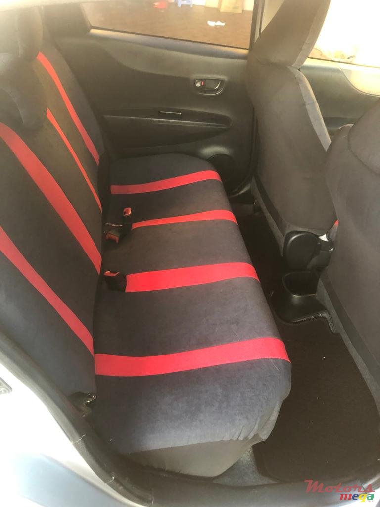 2012' Toyota Vitz photo #5