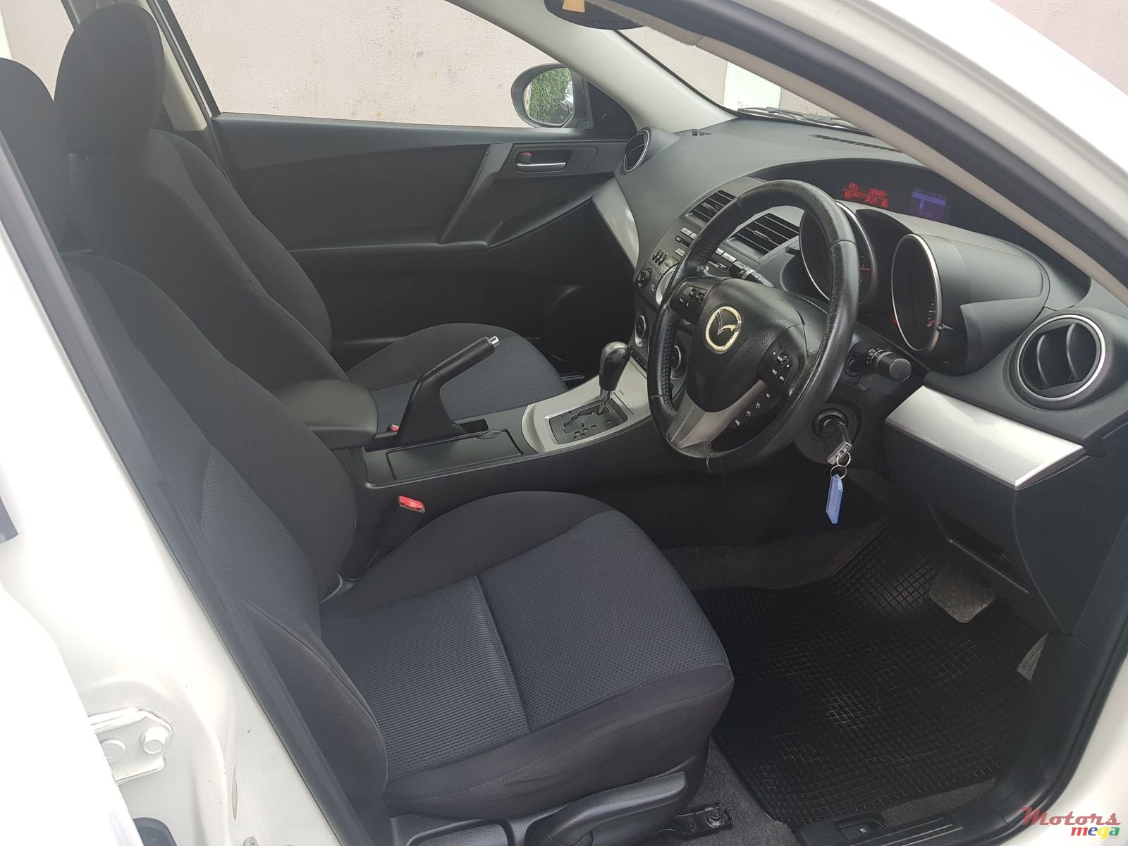 2011' Mazda 3 photo #7