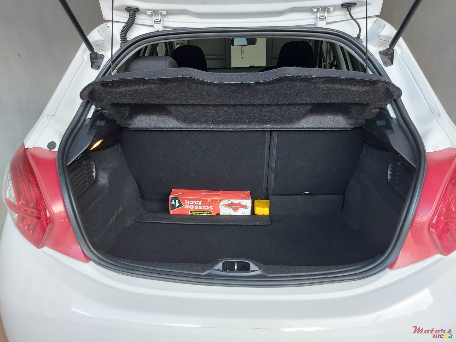 2012' Peugeot 208 photo #7