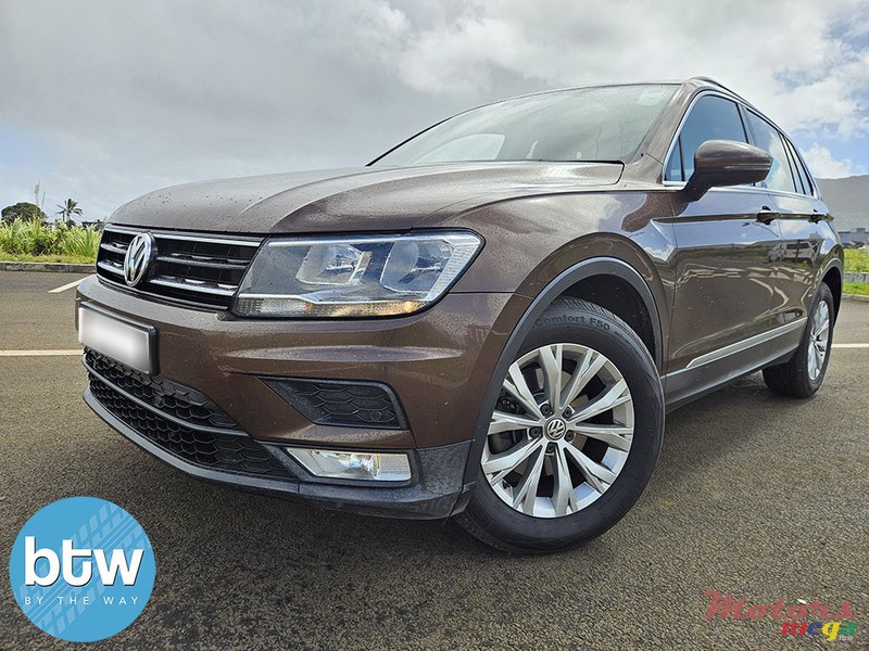 2017' Volkswagen Tiguan photo #2