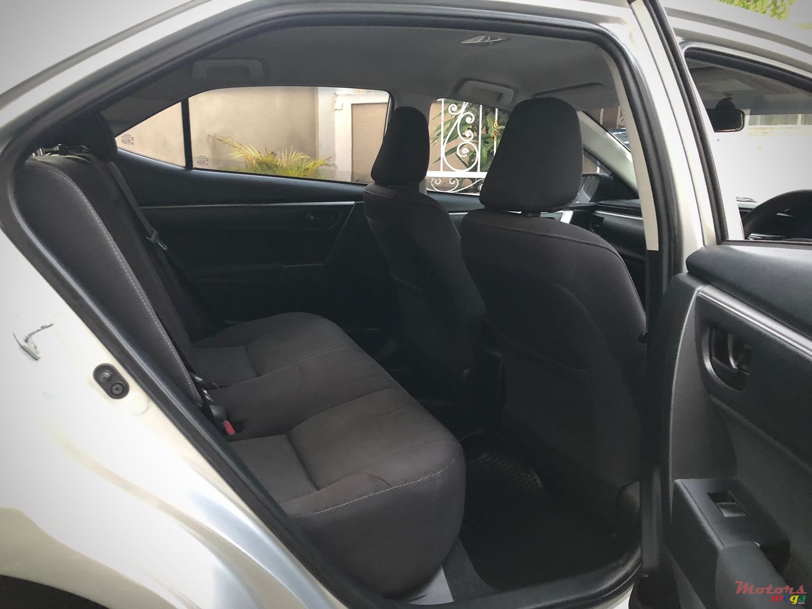 2016' Toyota Corolla Altis photo #2