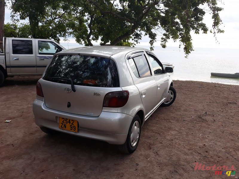 1999' Toyota Vitz photo #2