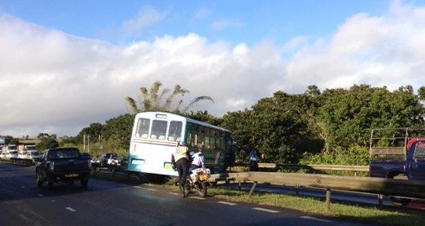 Accident à 16e Mile : un Autobus de la CNT Percute un Bâtiment et Fait un Blesse