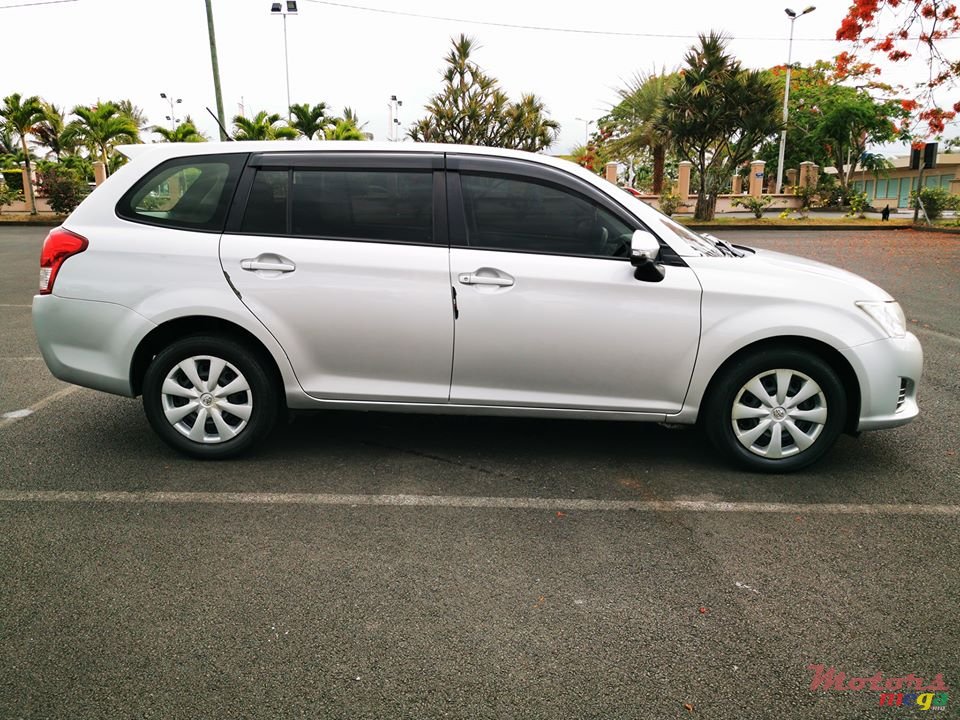 2014' Toyota Corolla Fielder photo #2