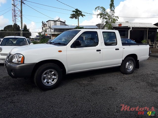 2010' Nissan Navara 2x4 photo #1