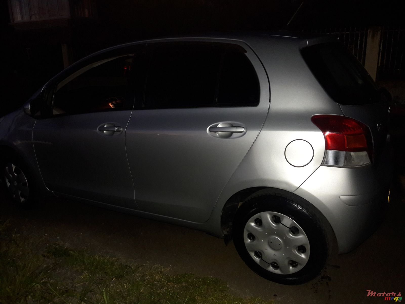 2008' Toyota Vitz photo #3