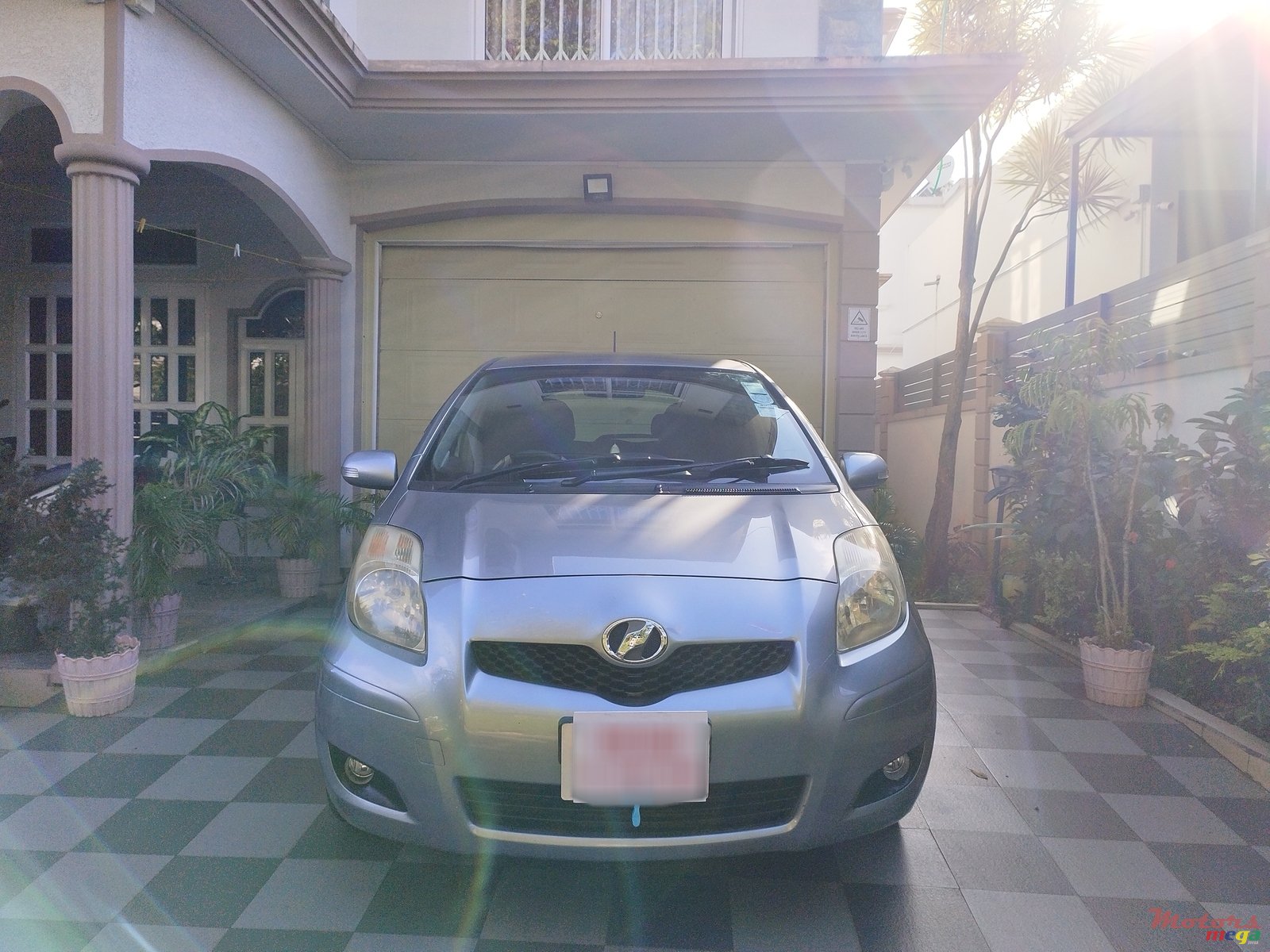 2009' Toyota Vitz photo #2