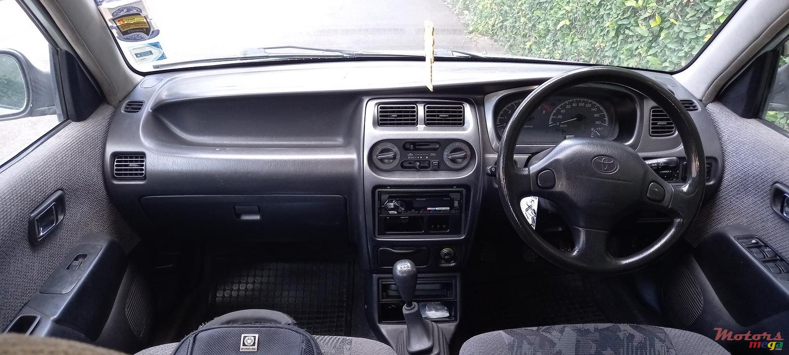 1999' Toyota Duet Hatchback photo #2