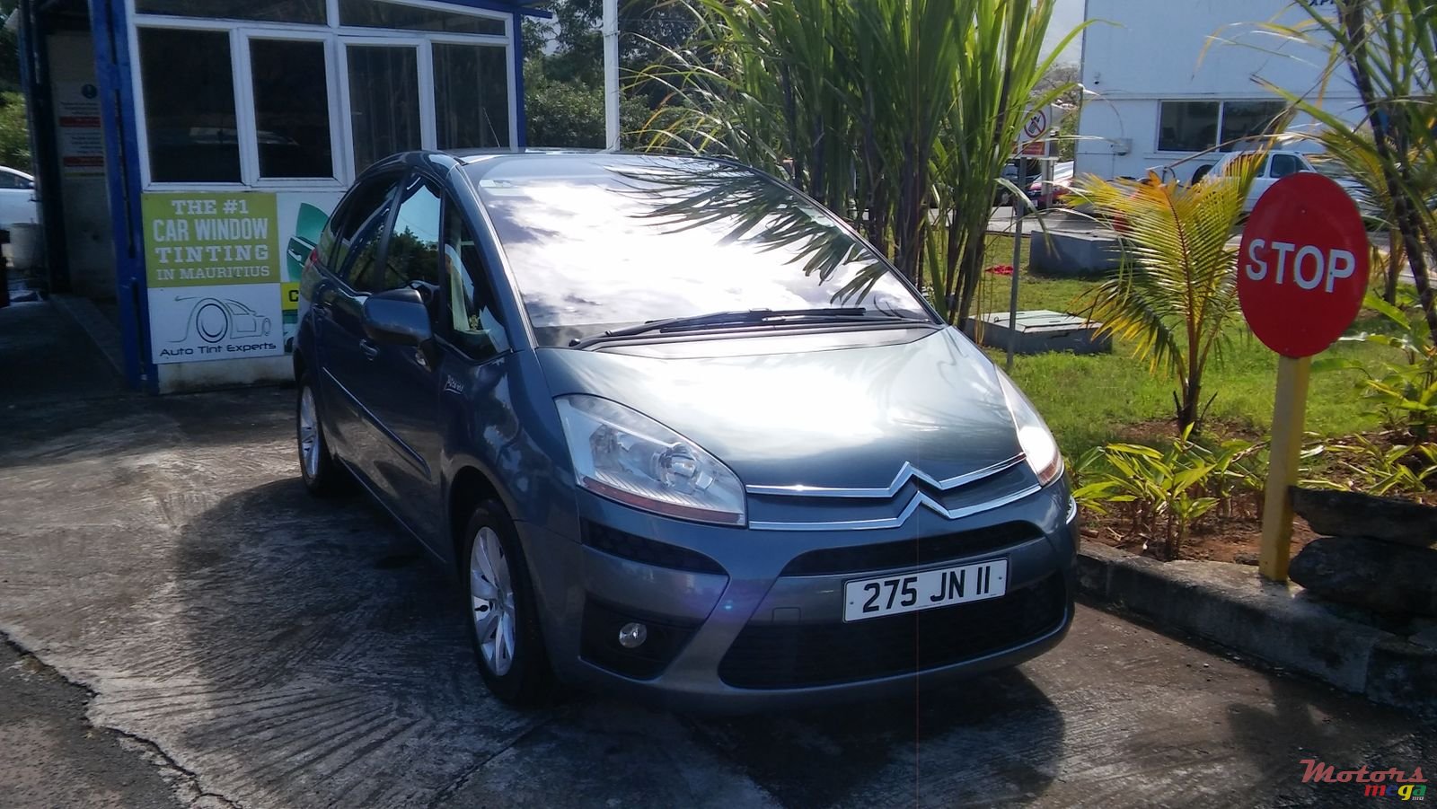 2011' Citroen C4 Picasso photo #3