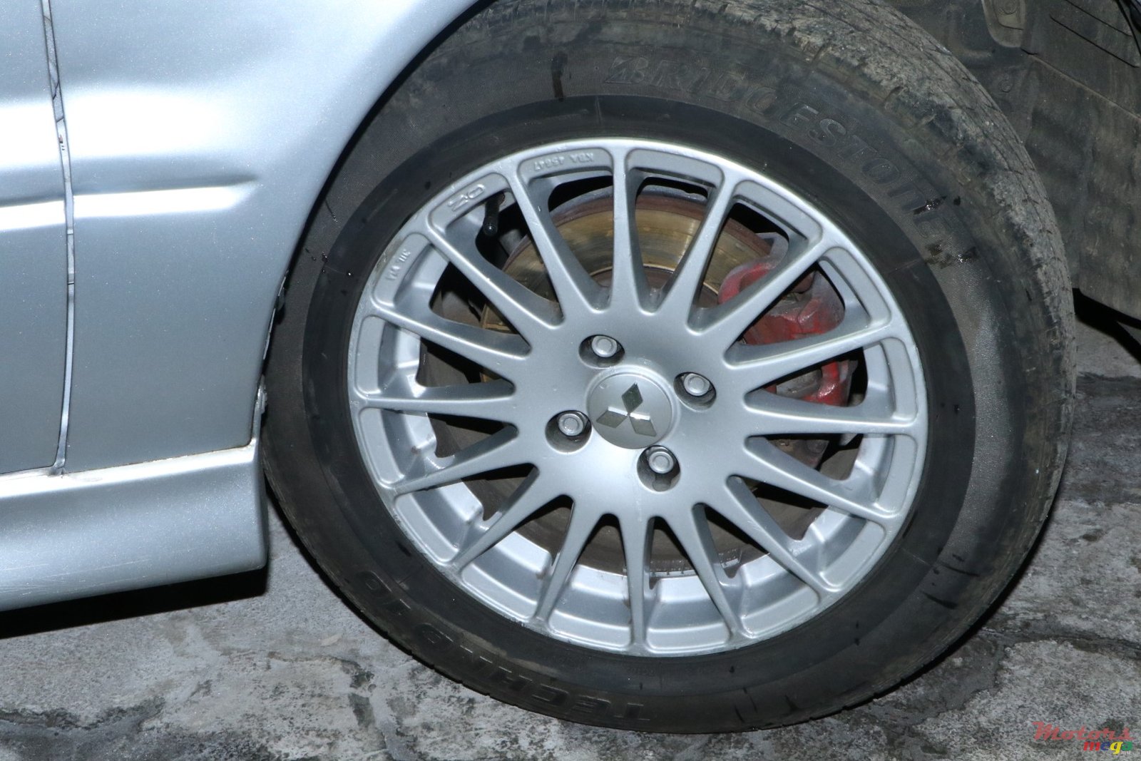 2004' Mitsubishi Lancer GLX photo #4