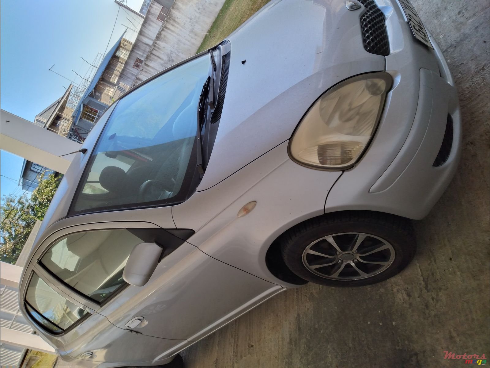 2002' Toyota Vitz photo #2