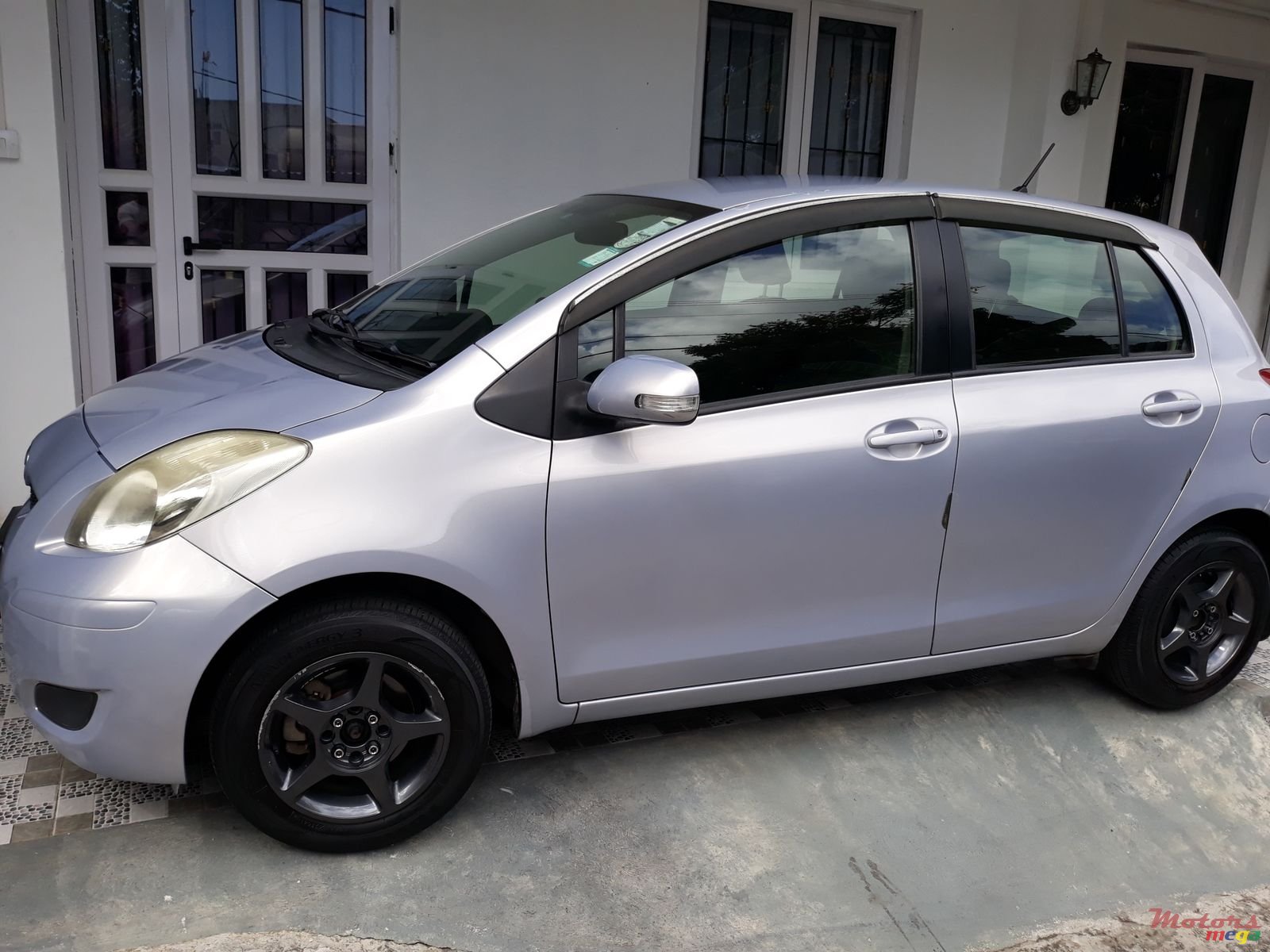 2011' Toyota Vitz photo #2