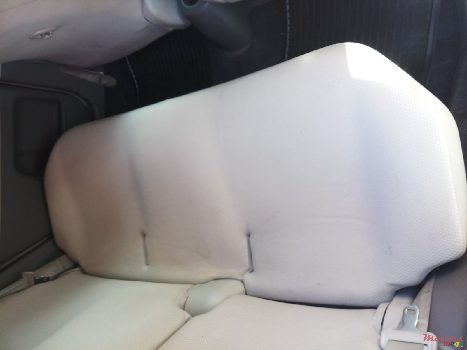 2010' Toyota Vitz photo #7