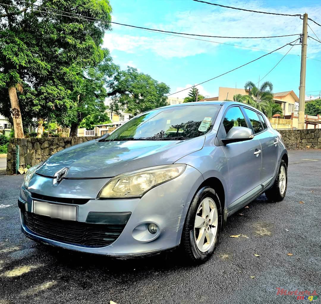 2011' Renault Megane photo #1