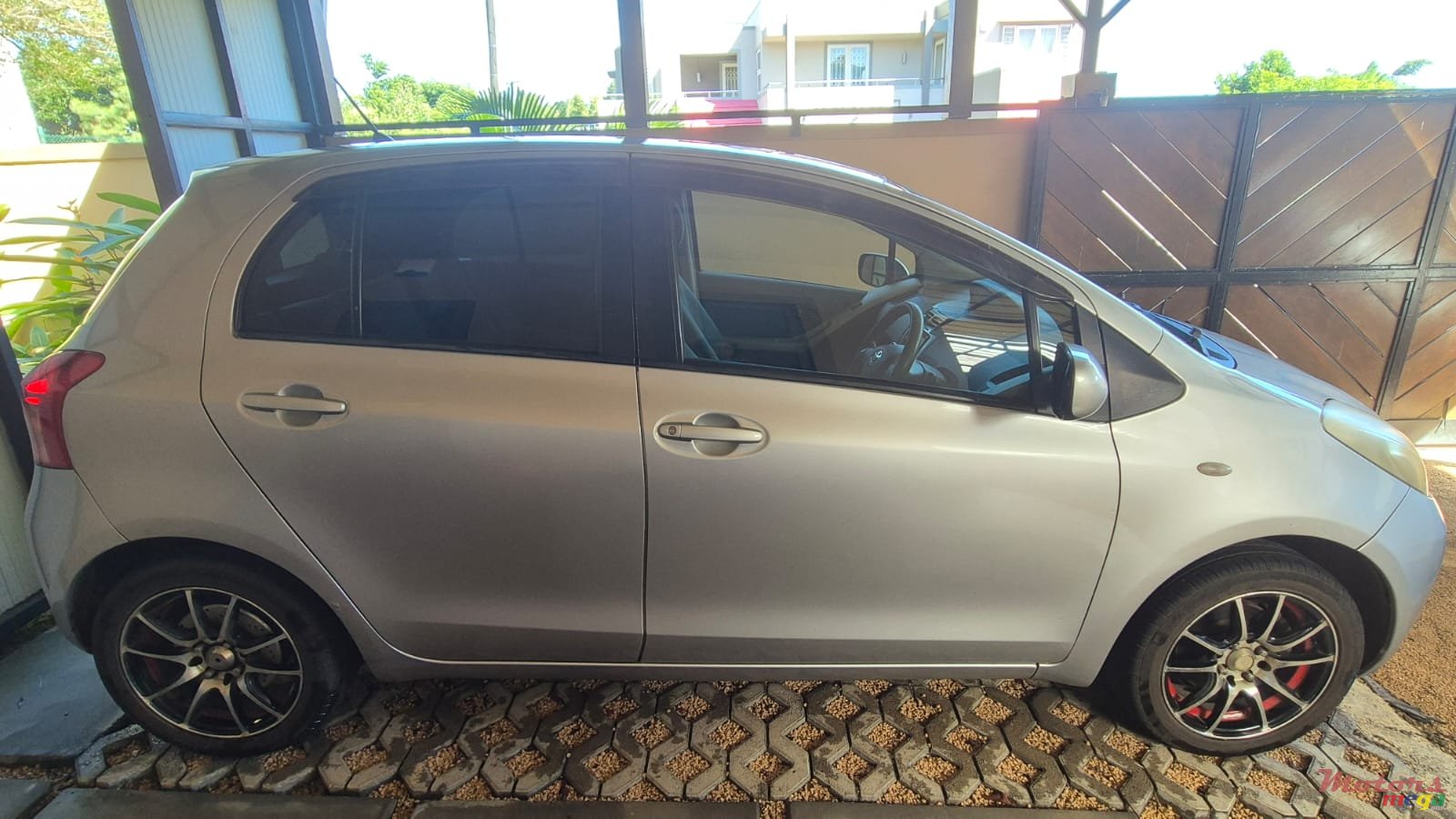 2006' Toyota Vitz photo #2