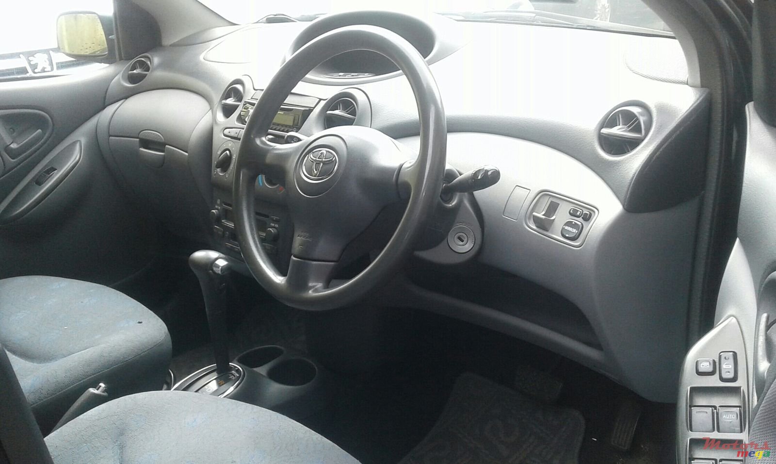 2002' Toyota Vitz photo #2