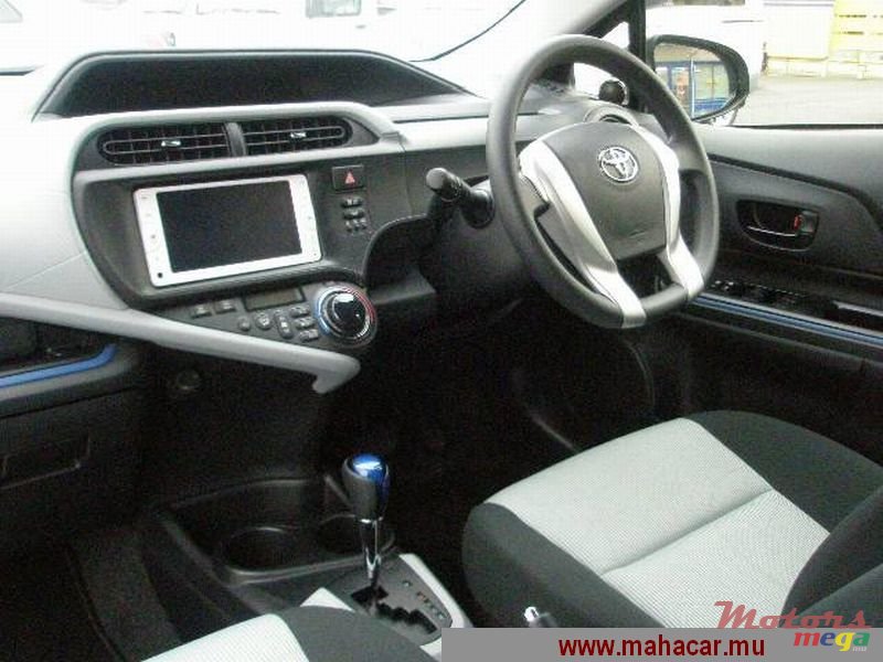 2012' Toyota Aqua Hybrid photo #4