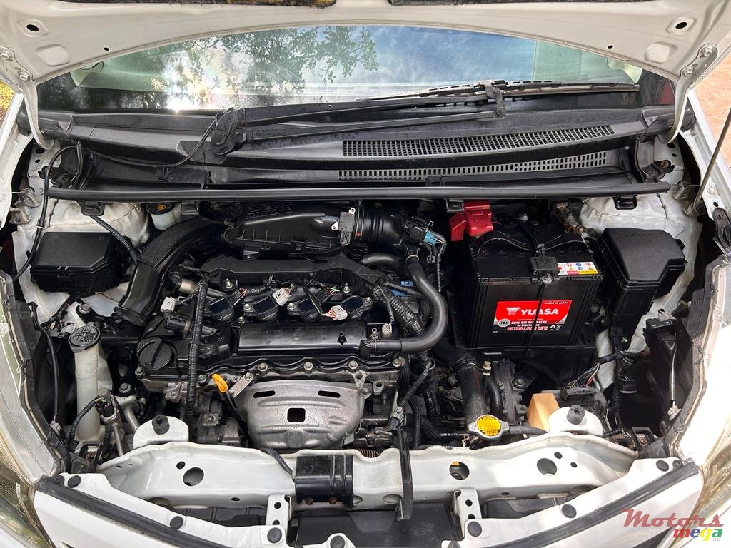 2011' Toyota Vitz photo #6