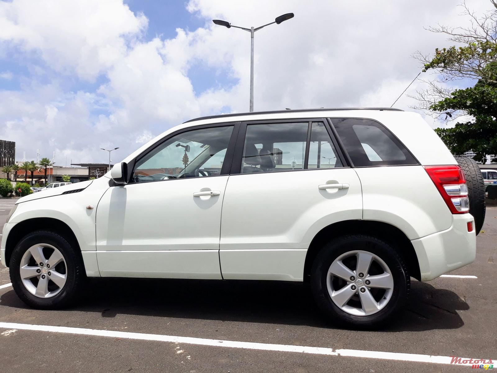 2009' Suzuki Grand Vitara photo #2