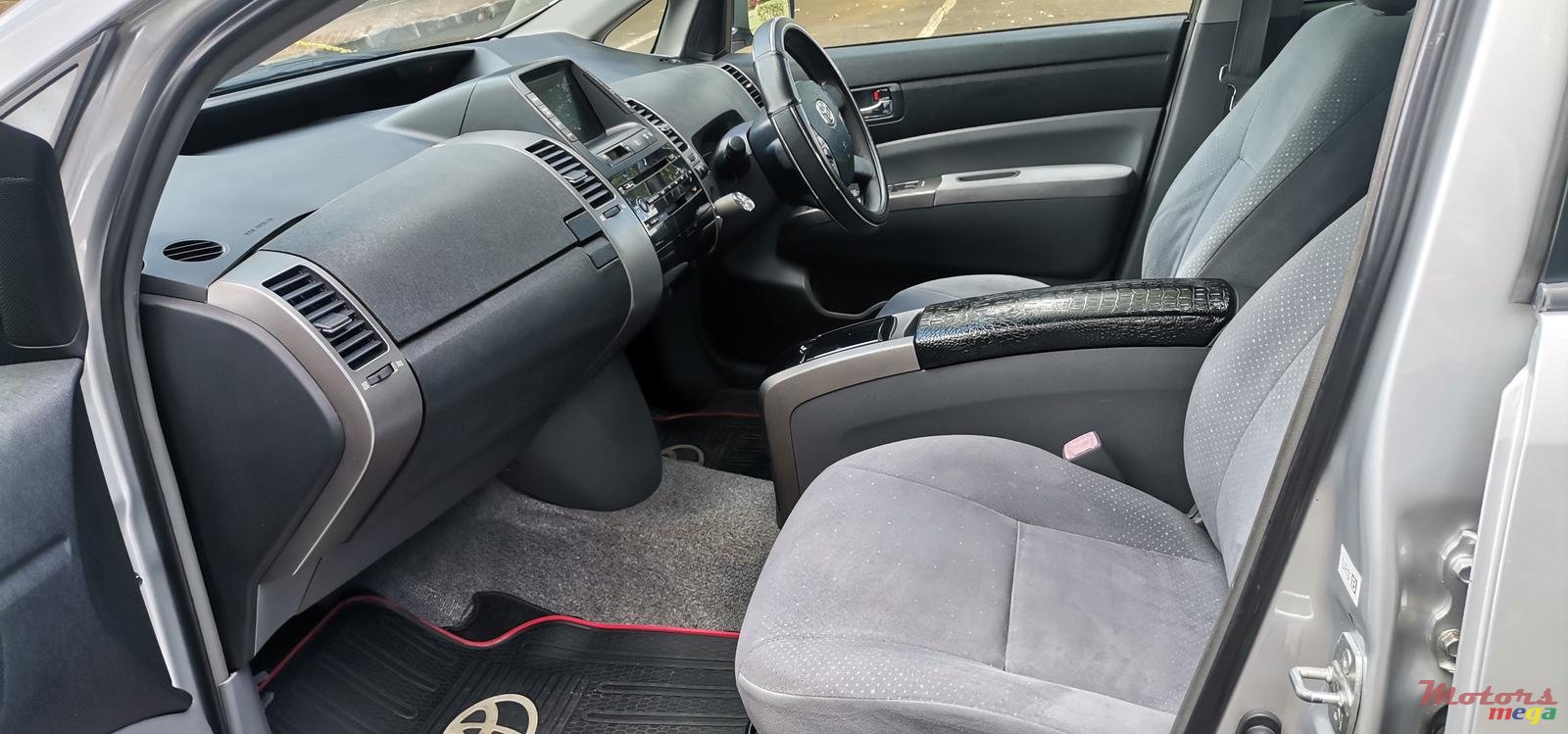 2008' Toyota Prius photo #5