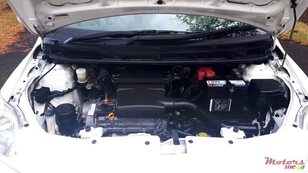 2006' Toyota Belta photo #7