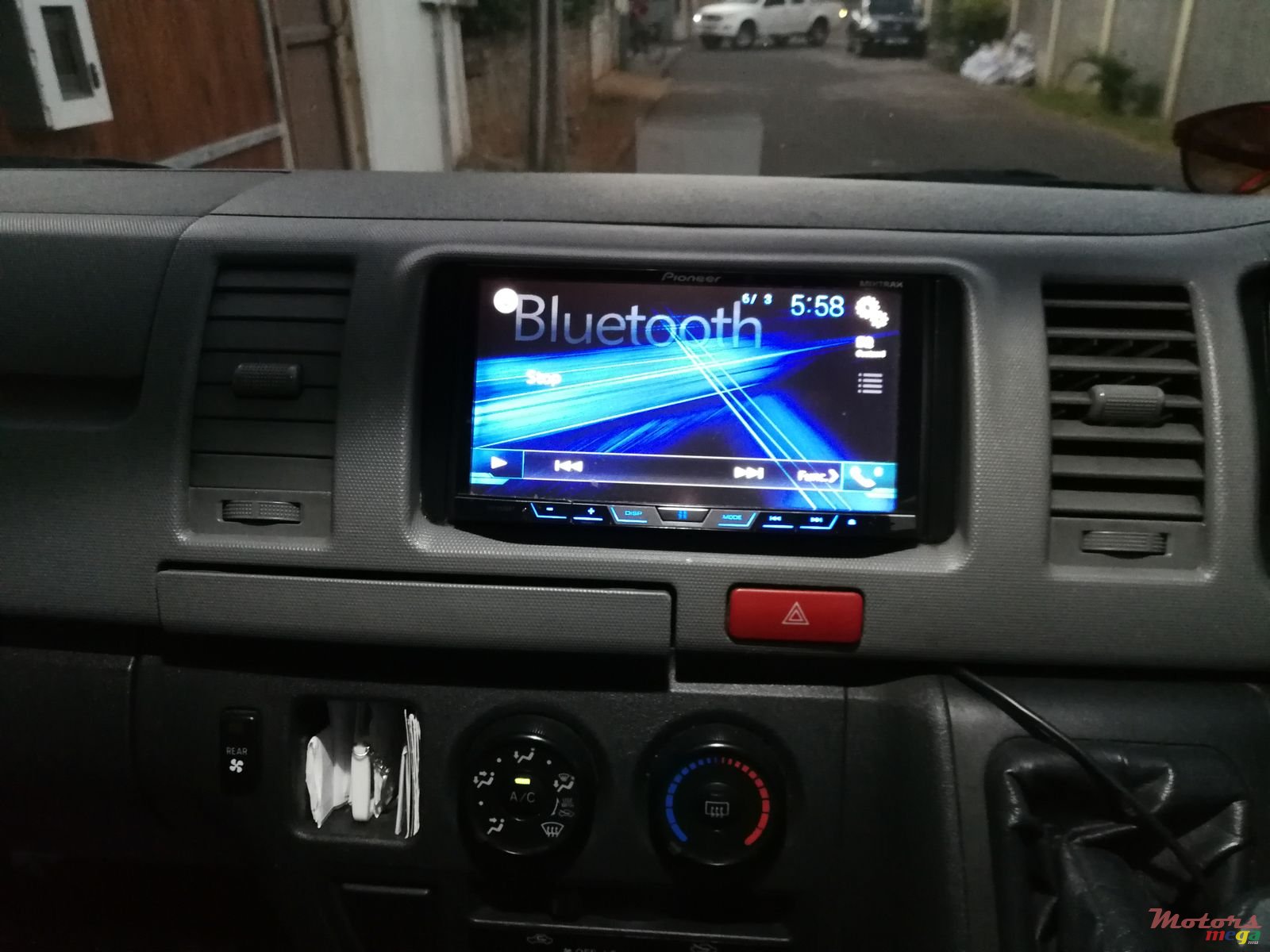 2013' Toyota HiAce photo #5