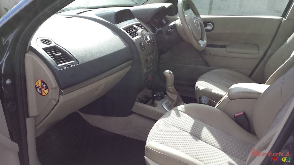 2009' Renault Megane photo #6
