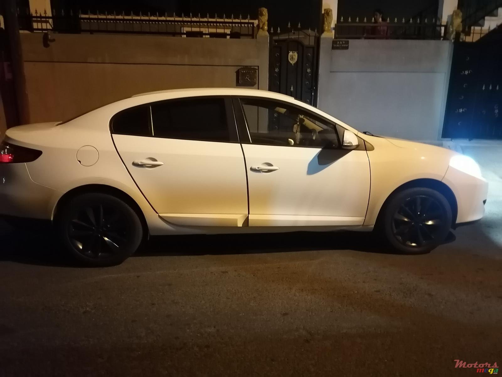 2013' Renault Fluence photo #2
