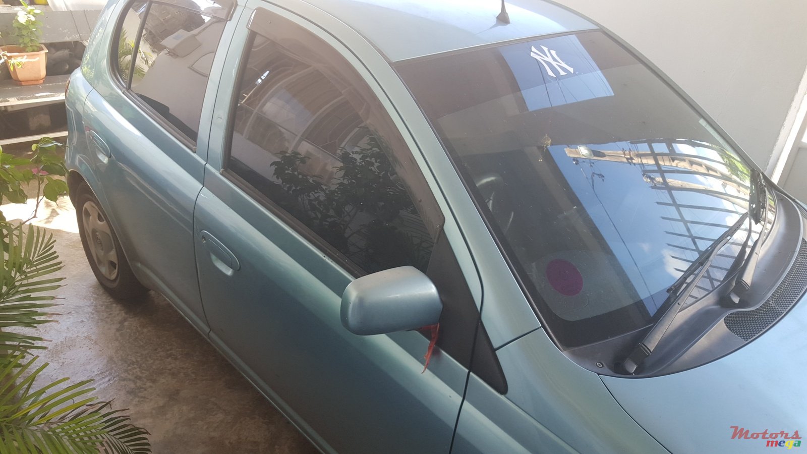 2002' Toyota Vitz photo #1