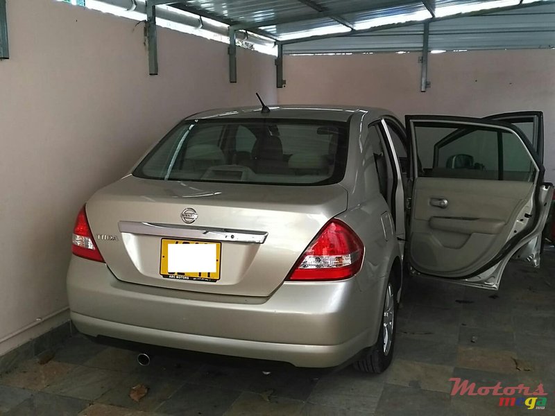 2011' Nissan Tiida sedan photo #5