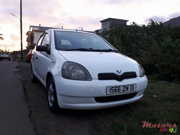 2001' Toyota Vitz Original photo #3