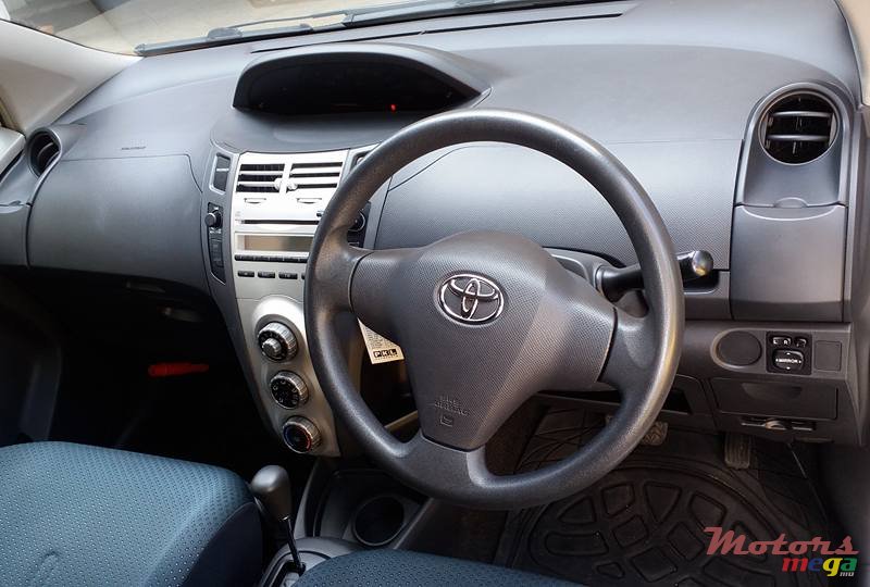 2005' Toyota Vitz photo #3
