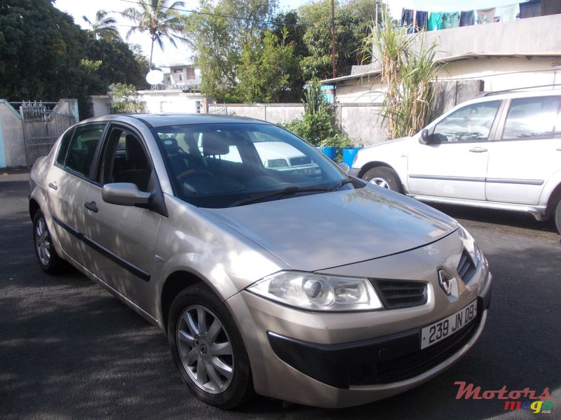 2009' Renault Megane photo #2