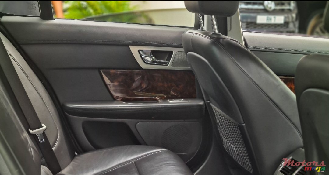 2015' Jaguar XF photo #6