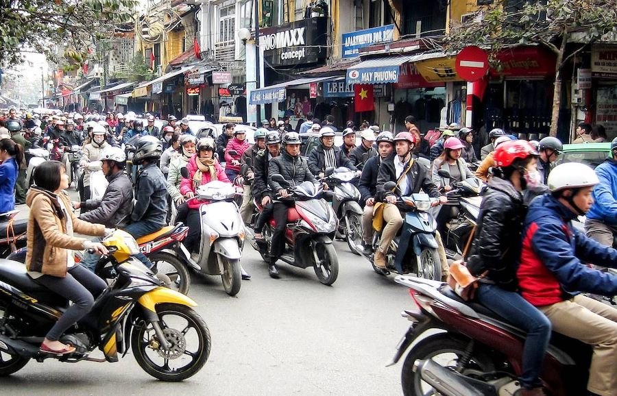 Le Vietnam tente le tout-électrique : la moto thermique bannie dès 2026, une révolution ou une bombe sociale ?