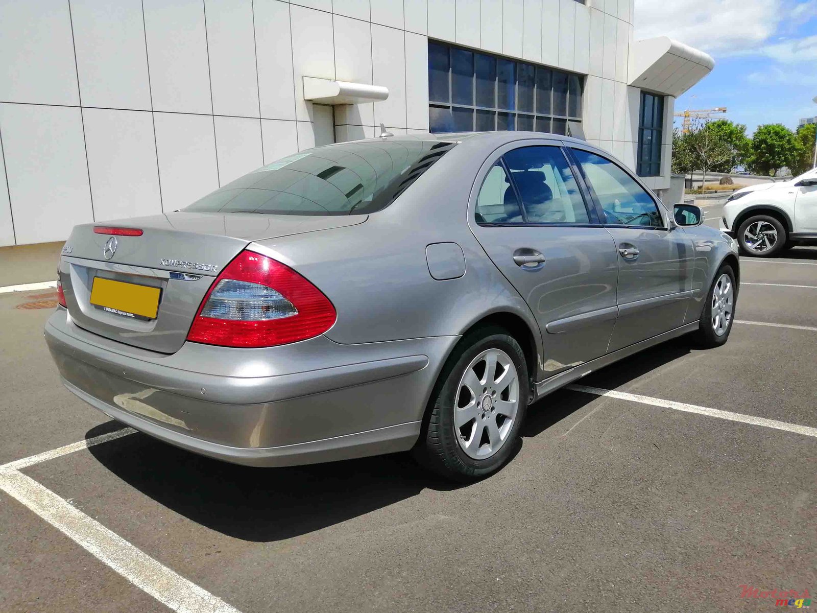 2008' Mercedes-Benz 200E photo #3