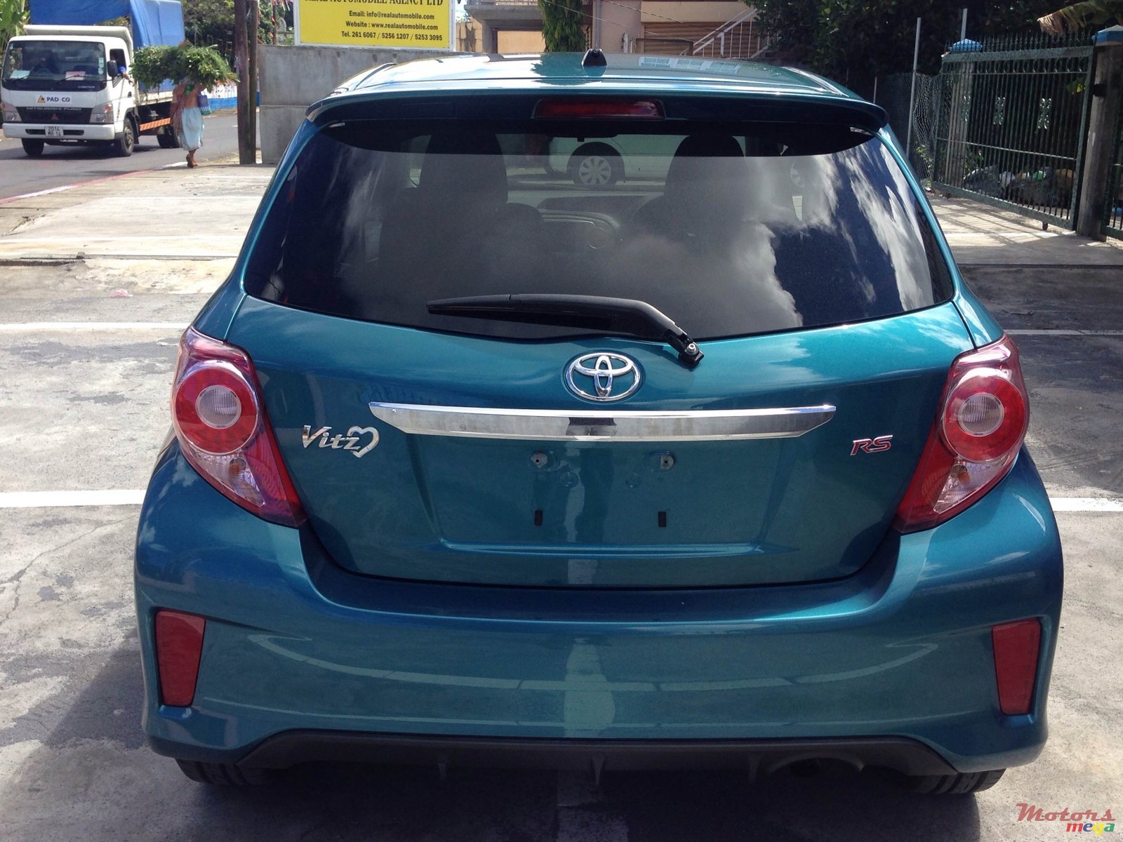 2011' Toyota Vitz photo #2