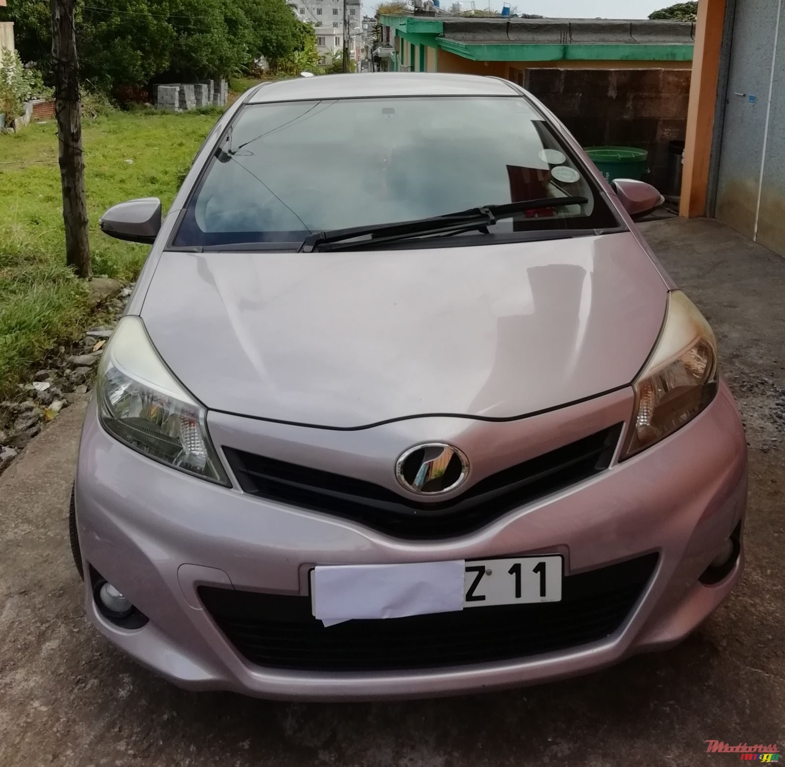 2011' Toyota Vitz photo #1