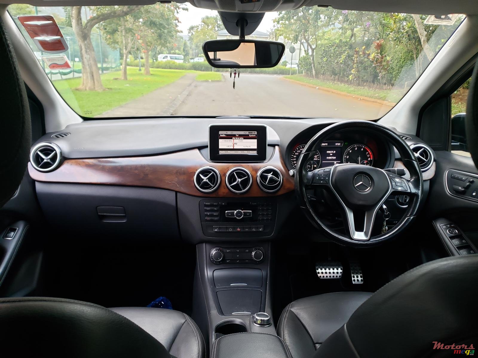 2013' Mercedes-Benz 200 photo #7