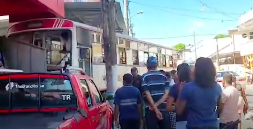 Accident à Triolet : Un autobus a fait une sortie de route et a terminé sa course dans un magasin