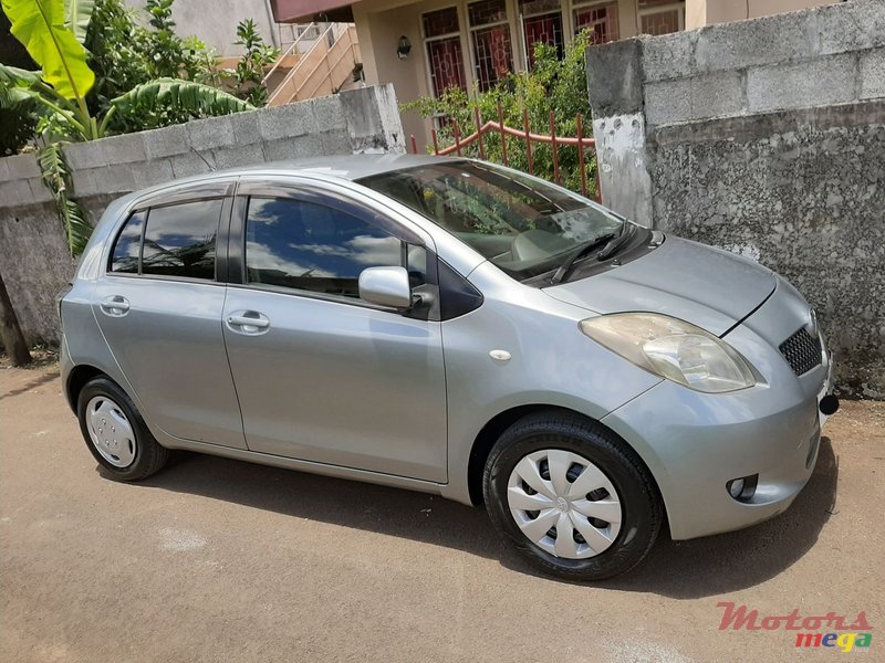 2006' Toyota Vitz photo #1