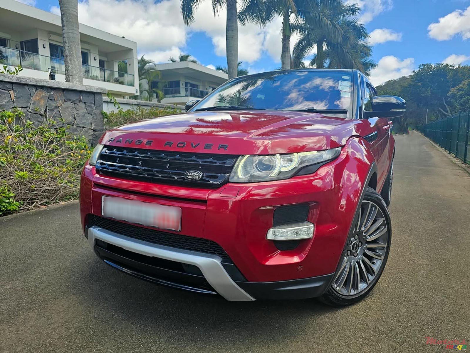 2012' Land Rover Range Rover Evoque Si4 2.0 photo #1
