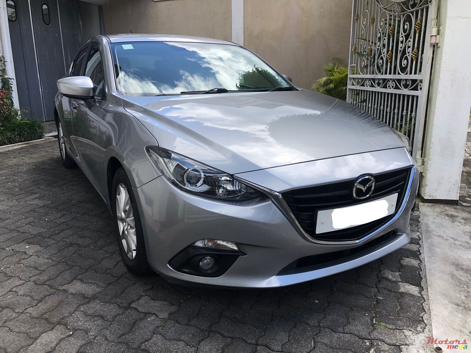 2015' Mazda 3 Hatchback photo #1