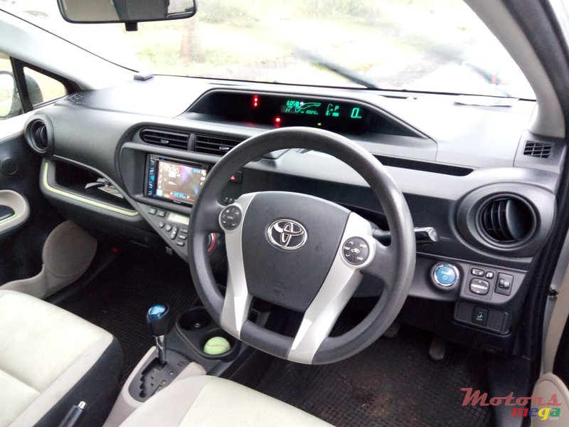 2012' Toyota Aqua Hybrid photo #5