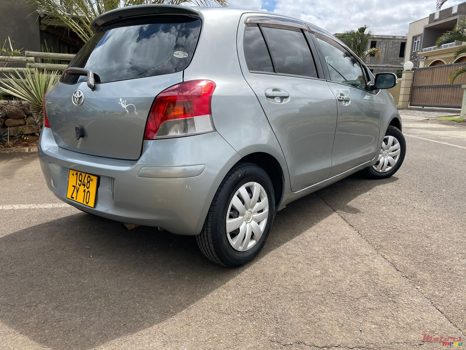 2010' Toyota Vitz photo #7