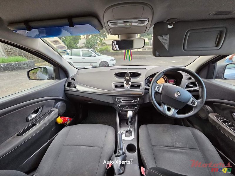 2011' Renault Megane photo #5