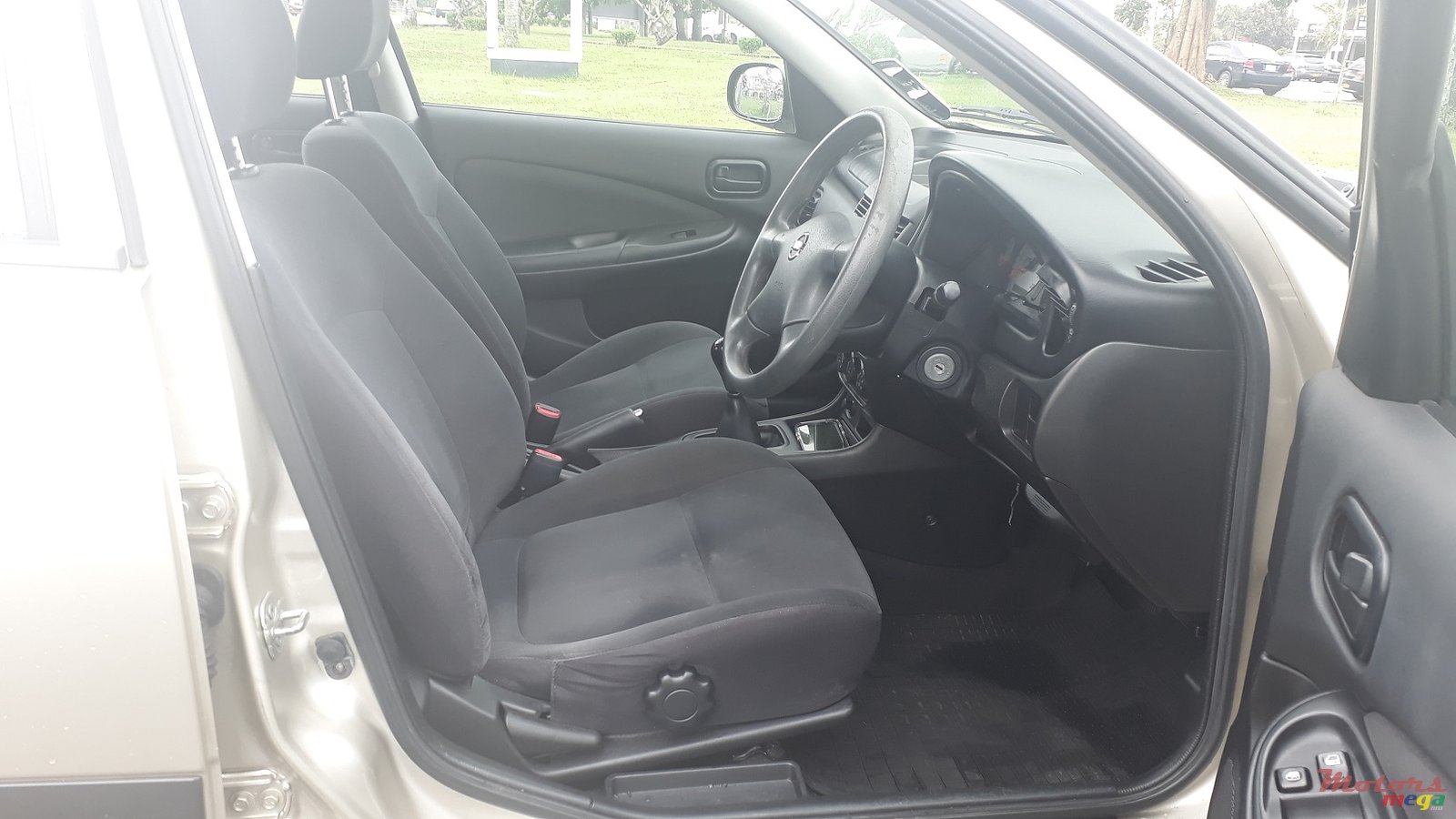 2011' Nissan Sunny photo #4