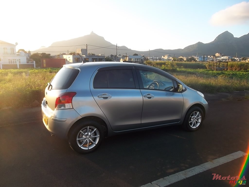 2008' Toyota Vitz photo #1