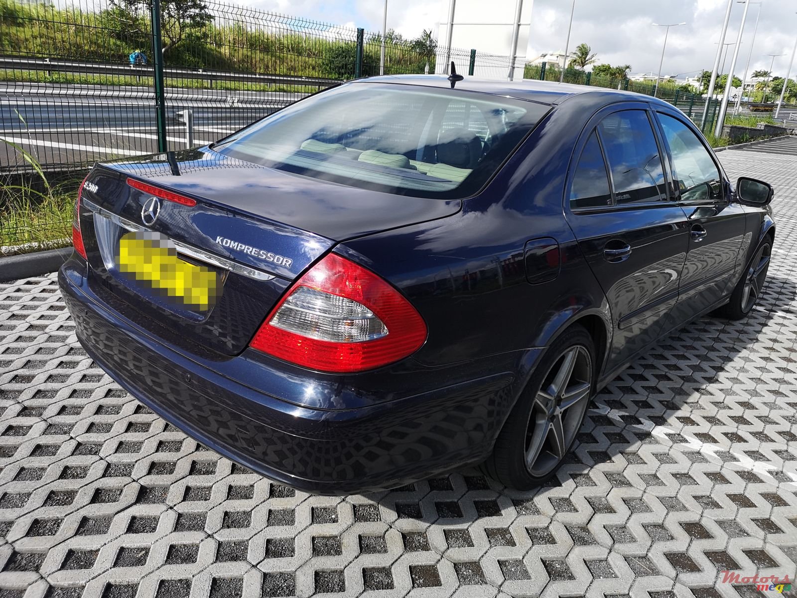 2009' Mercedes-Benz E-Class photo #3