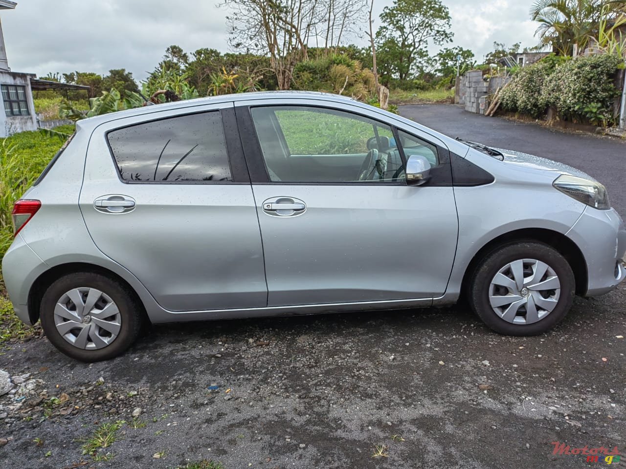 2013' Toyota Vitz photo #1